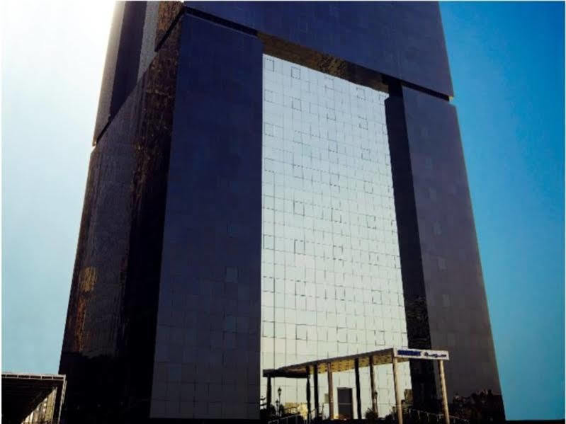 Somerset West Bay דוחה מראה חיצוני תמונה The 100-metre-high (330 ft) mirror at the Teide Observatory