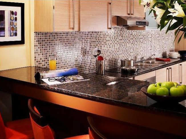 Somerset West Bay דוחה מראה חיצוני תמונה A kitchen with granite countertops